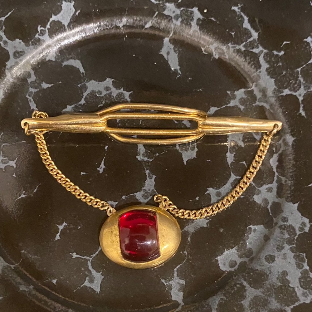 VINTAGE Gold-Tone Tie Clipwith Red Cabochon Pendant